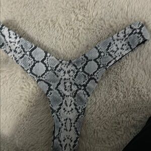 Zaful Black and White Reptile Pattern Accessory